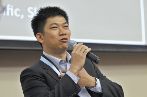 Samsung's Winston Goh, obviously happy the Galaxy S is (sold) out!