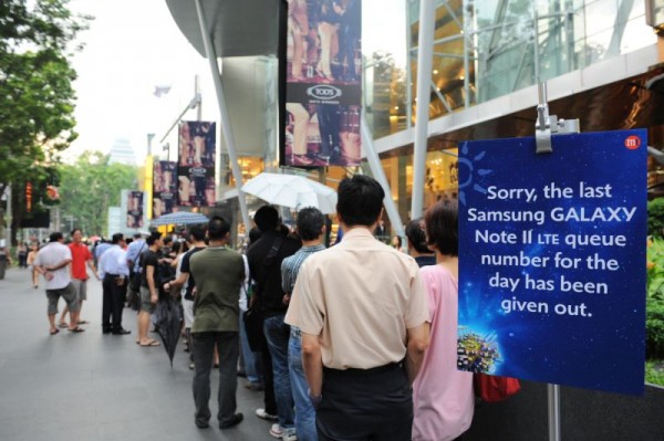 Queue for the Samsung GALAXY Note II LTE at M1 Paragon
