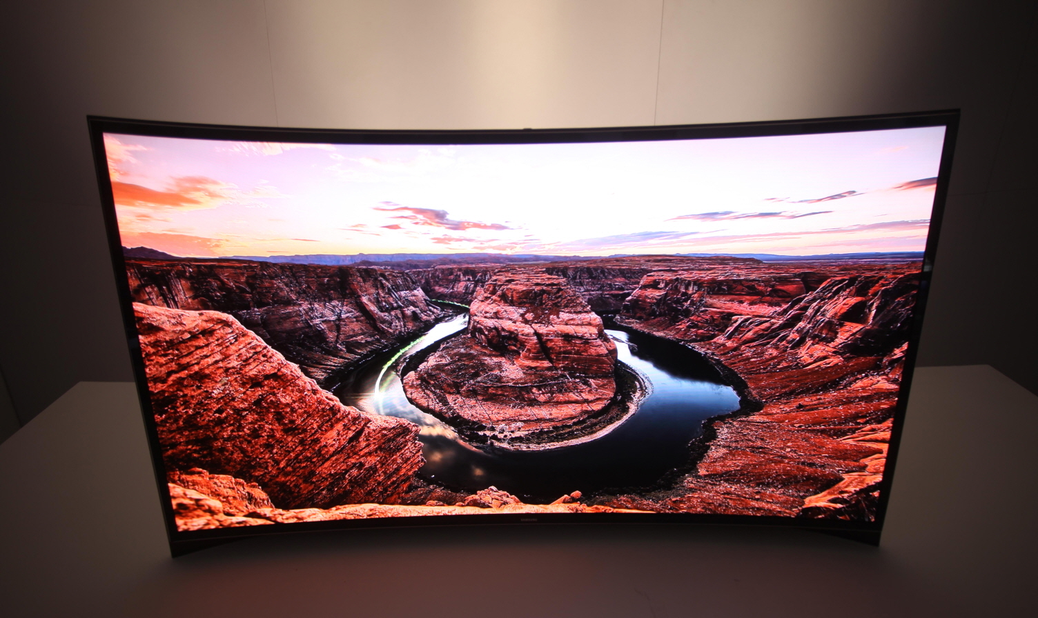 Самсунг олед телевизор. ТВ самсунг OLED. Samsung OLED телевизоры. OLED монитор Samsung изогнутый. Телевизор самсунг изогнутый экран.