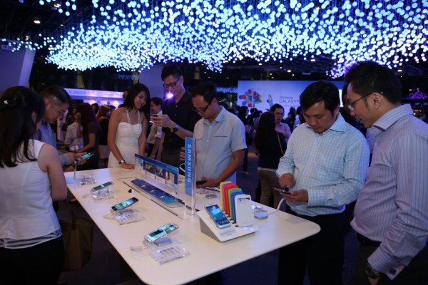 Guests at the launch of GALAXY S4 With LTE exploring the innovative features of the new GALAXY S4 With LTE