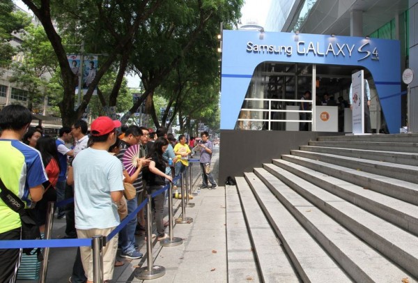 M1 customers queuing to collect the Samsung GALAXY S4 With LTE at M1 roadshow at Wisma Atria