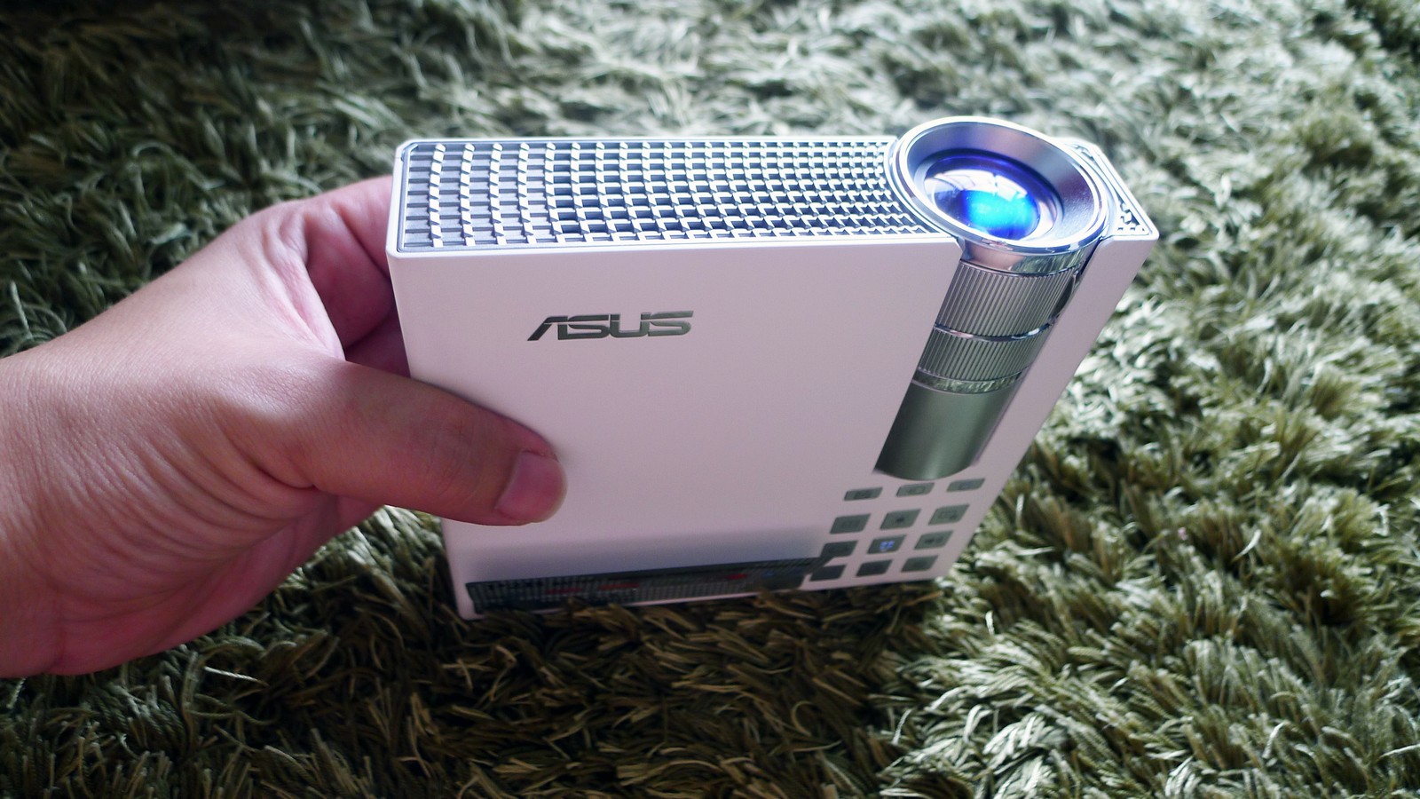 Goondu review Asus P2B LED projector Techgoondu
