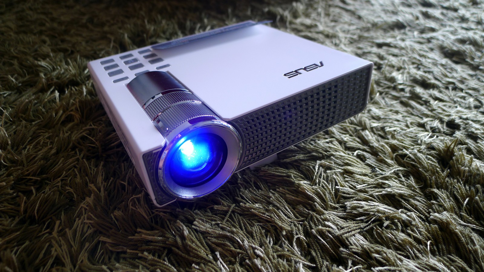 Goondu review Asus P2B LED projector Techgoondu