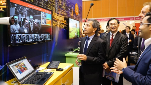 Dr Vivian Balakrishnan touring the IoT Asia exhibition floor on 30 March, 2016.