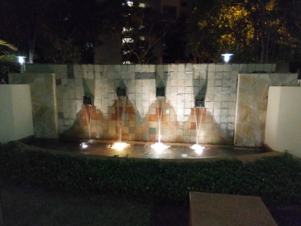 There's still detail in the darker background, which is a good thing, despite the bright lights in the fountain. PHOTO: Alfred Siew