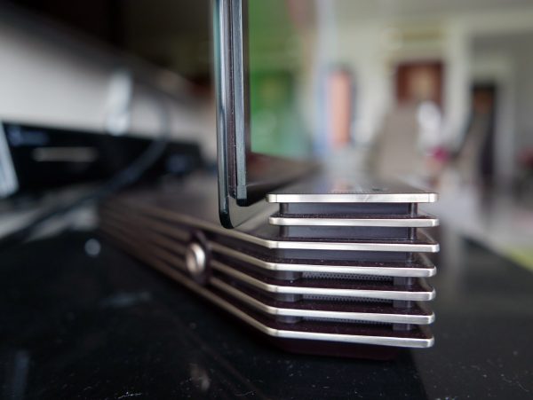 Look at that slim picture-on-glass design. PHOTO: Alfred Siew