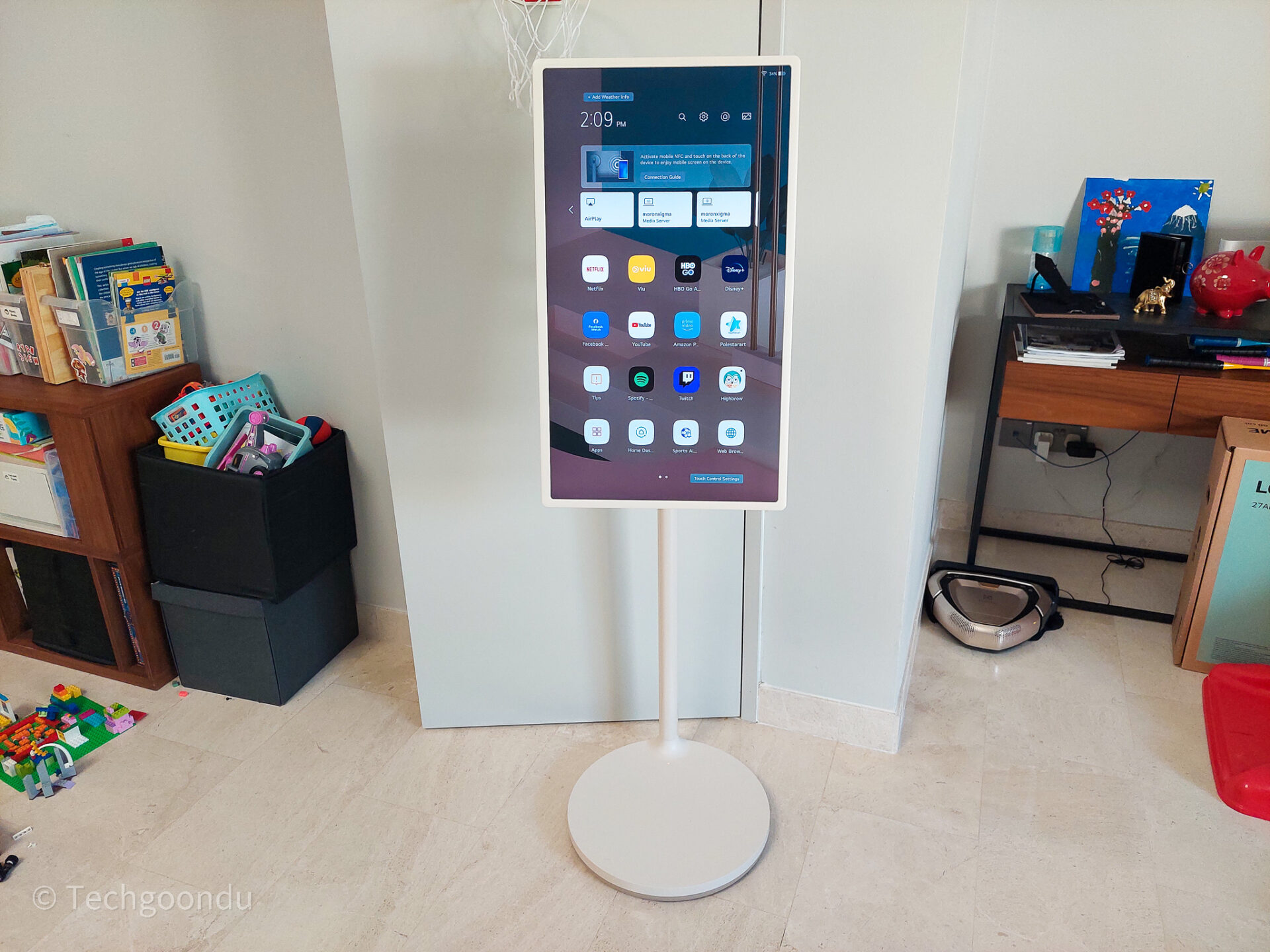 Stand me lg by LG's movable