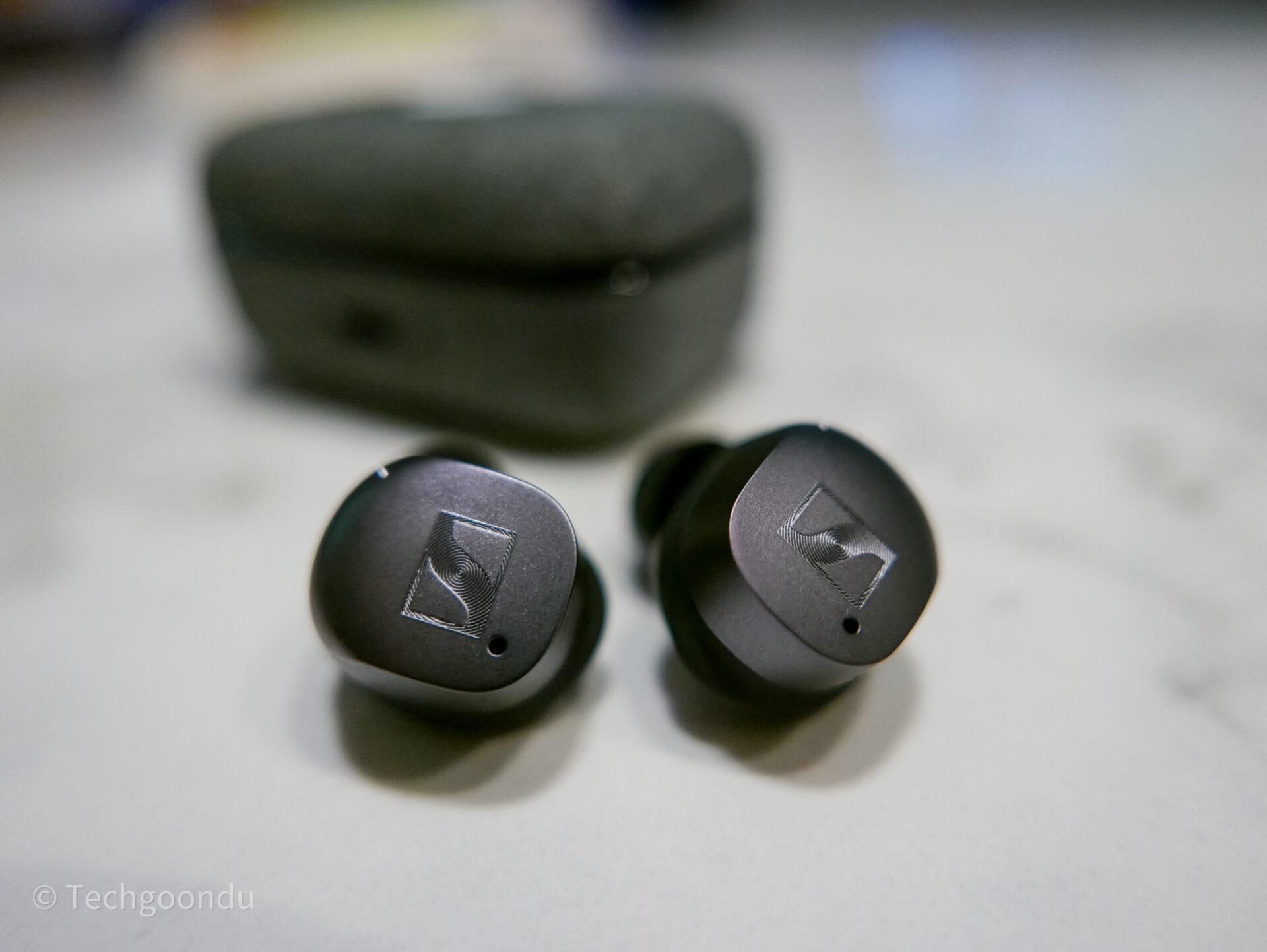 Sennheiser Momentum 4 Wireless review: Understated headphones sound great -  Techgoondu