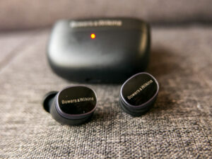 Amazon.com: Bowers & Wilkins Pi8 Wireless Earbuds (Jade Green), in-Ear  Bluetooth Earphones with Qualcomm Chipset & aptX Lossless, Active Noise  Cancelling Earbuds, 3 Built-in Mics, 15-Min Quick Charging : Electronics