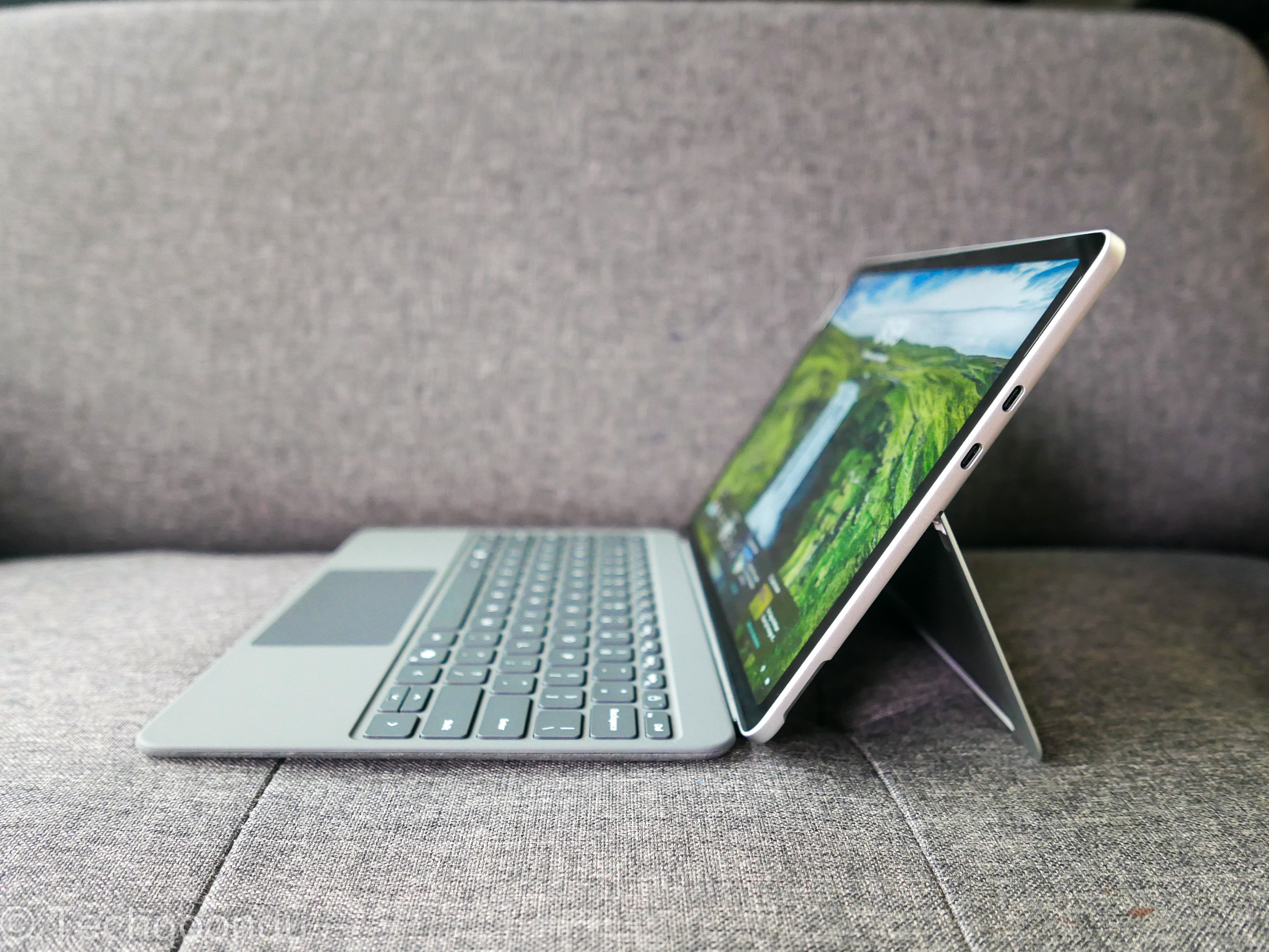 Microsoft Surface Pro 12 インチ Surface Pro - The new AI-powered 2-in-1 business tablet with