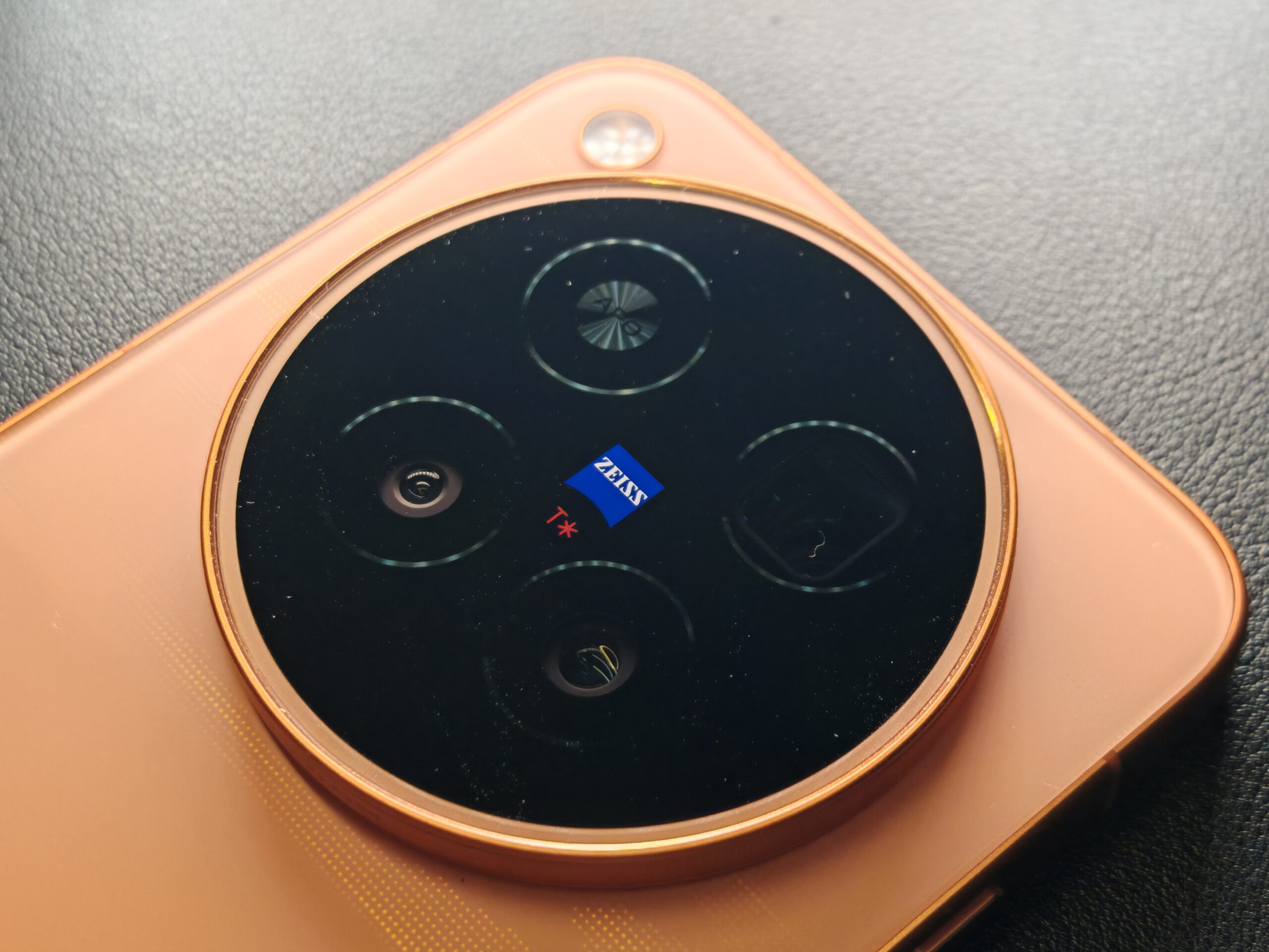Hand Sensor Visual Hands on: Vivo X500 Pro Max sports new camera sensor, costs more than ...